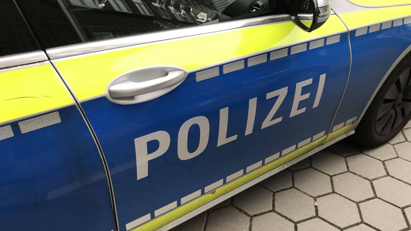 Einsatzwagen der Polizei: In Wiesbaden ist ein zweijähriges Mädchen ohne Beaufsichtigung durch die Straßen gelaufen. (Symbolbild)