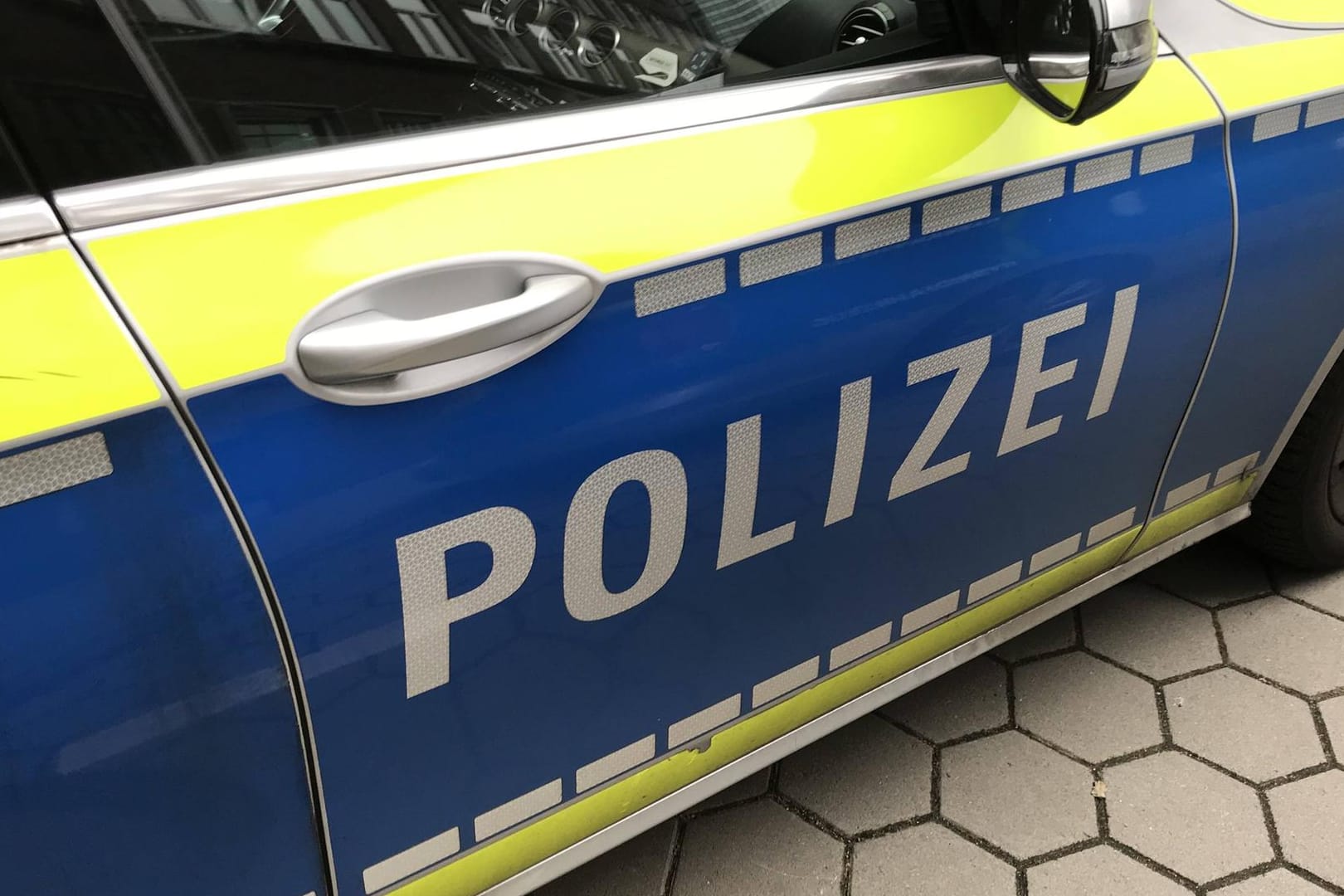 Einsatzwagen der Polizei: In Wiesbaden ist ein zweijähriges Mädchen ohne Beaufsichtigung durch die Straßen gelaufen. (Symbolbild)