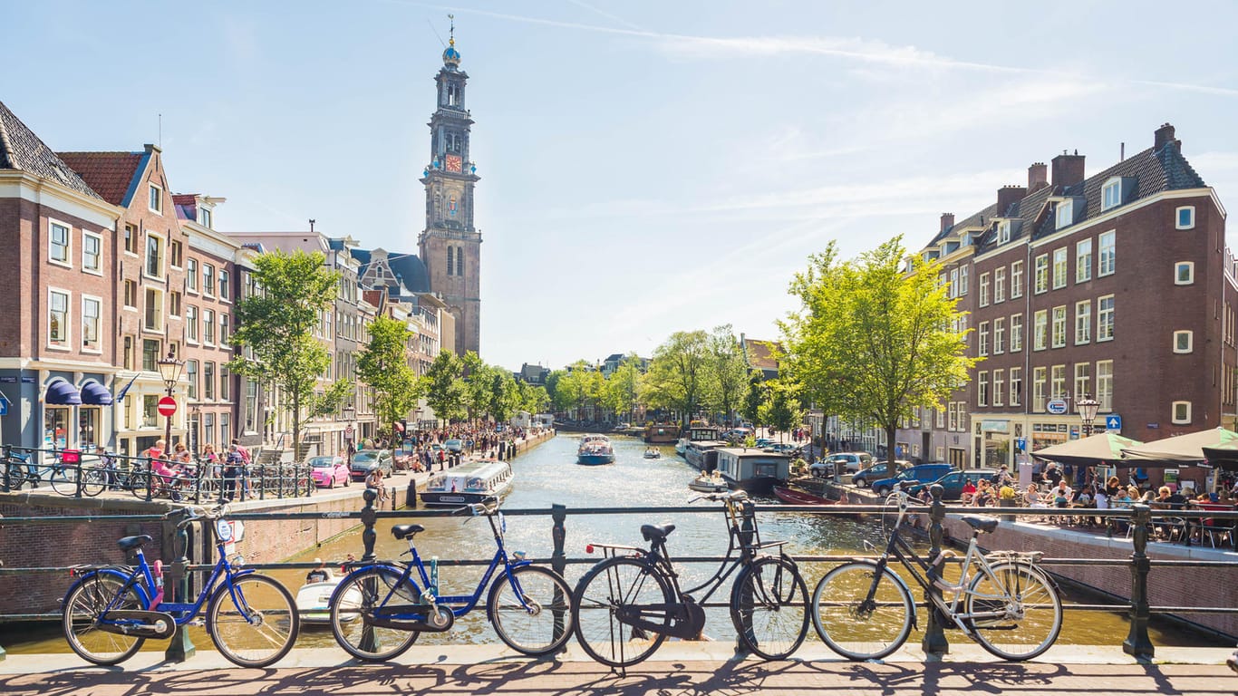Amsterdam: Die niederländische Hauptstadt bietet mit zahlreichen Radwegen die perfekten Bedingungen für eine Tour mit dem E-Bike.