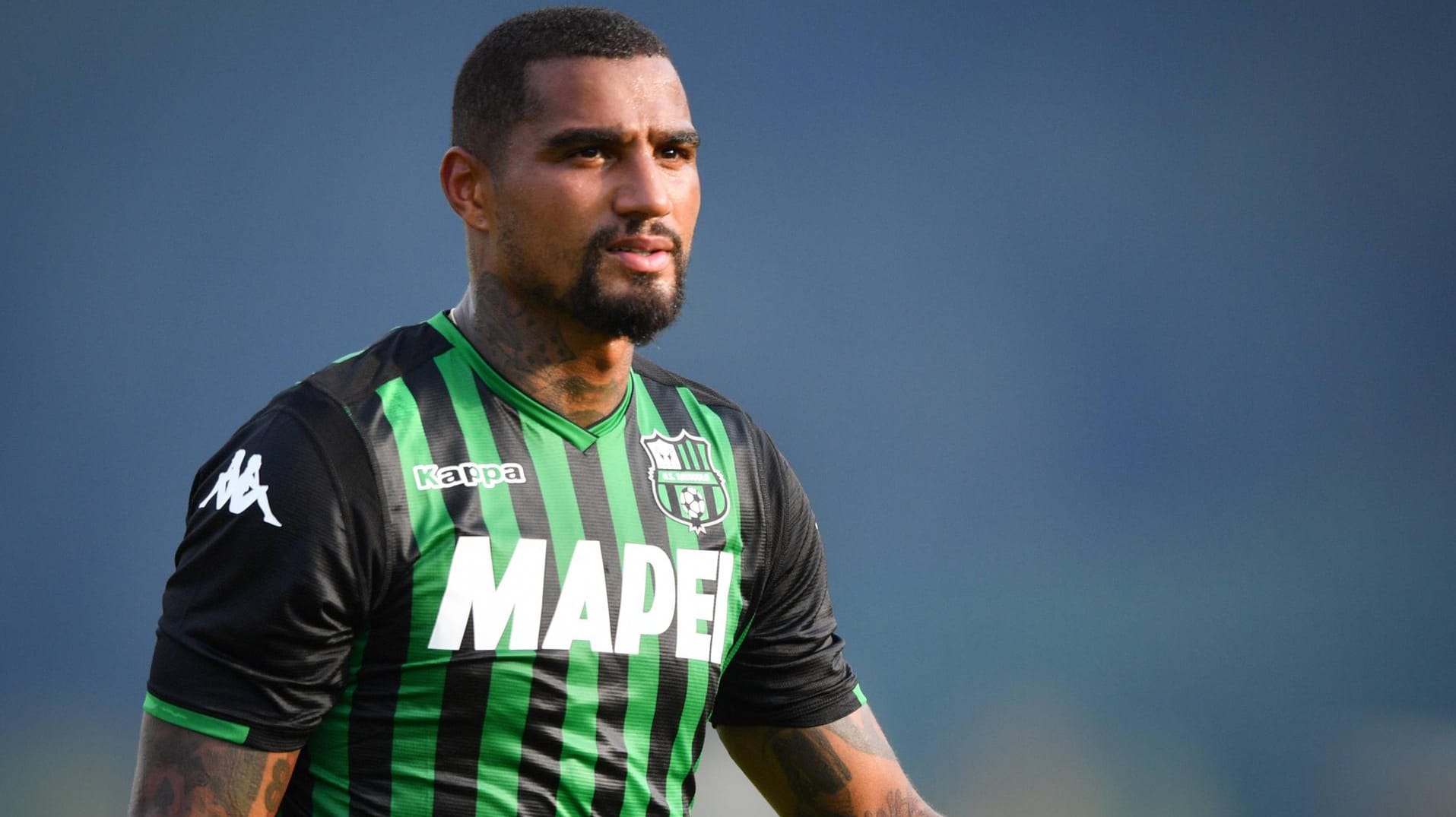 Trikot-Wechsel: Kevin-Prince Boateng tauscht das Sassuolo-Trikot gegen das des AC Florenz. Trikot-Wechsel: Kevin-Prince Boateng tauscht das Sassuolo-Trikot gegen das des AC Florenz.