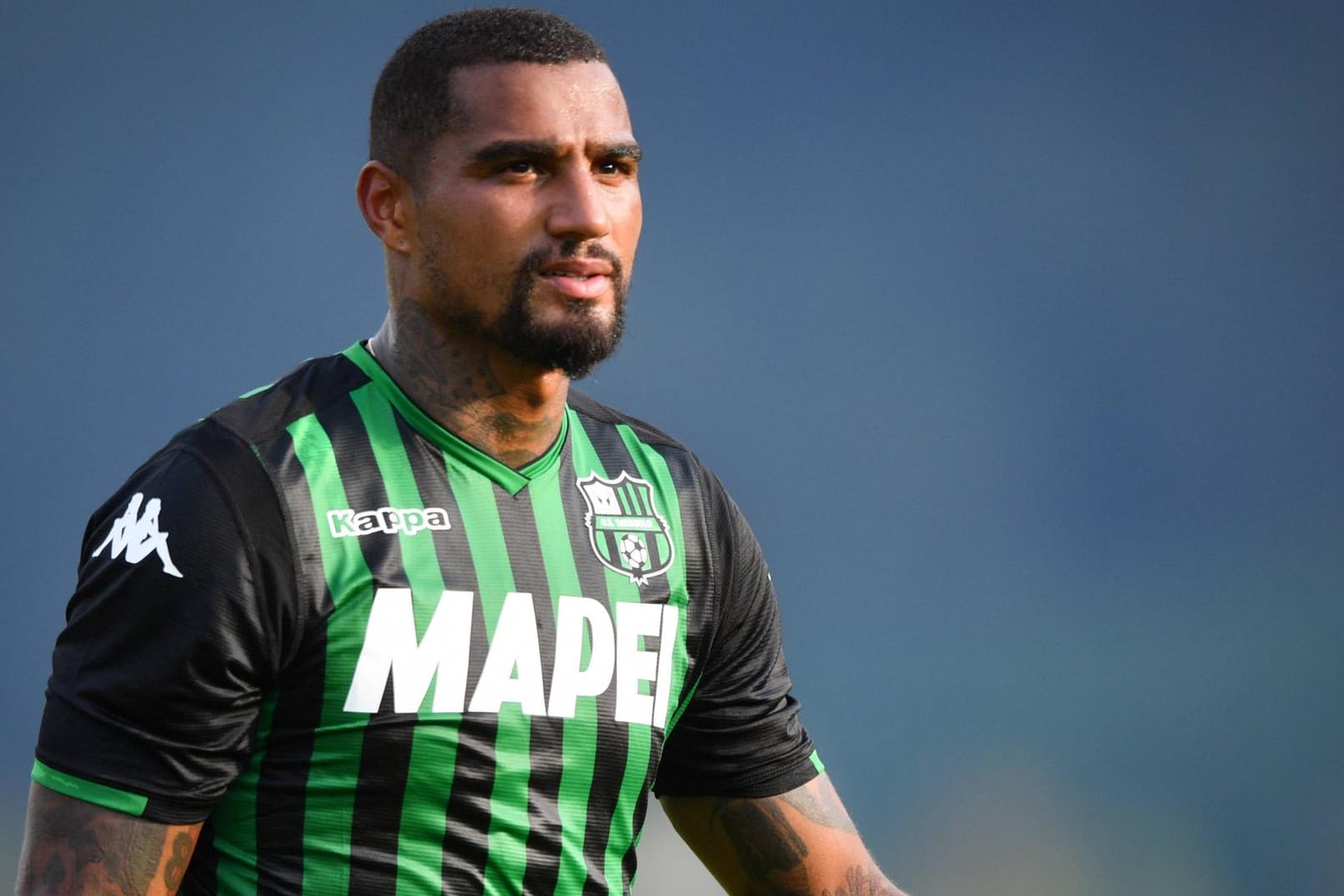 Trikot-Wechsel: Kevin-Prince Boateng tauscht das Sassuolo-Trikot gegen das des AC Florenz.