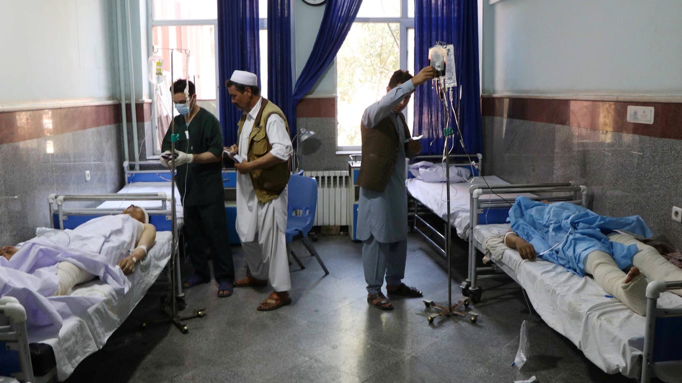 Verwundete Menschen werden im Krankenhaus versorgt: Ein Bus mit Zivilisten wurde Ziel eines Bombenanschlags.