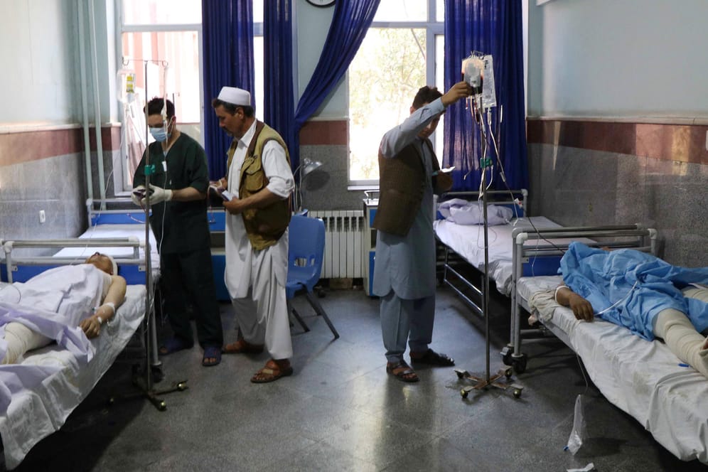 Verwundete Menschen werden im Krankenhaus versorgt: Ein Bus mit Zivilisten wurde Ziel eines Bombenanschlags.