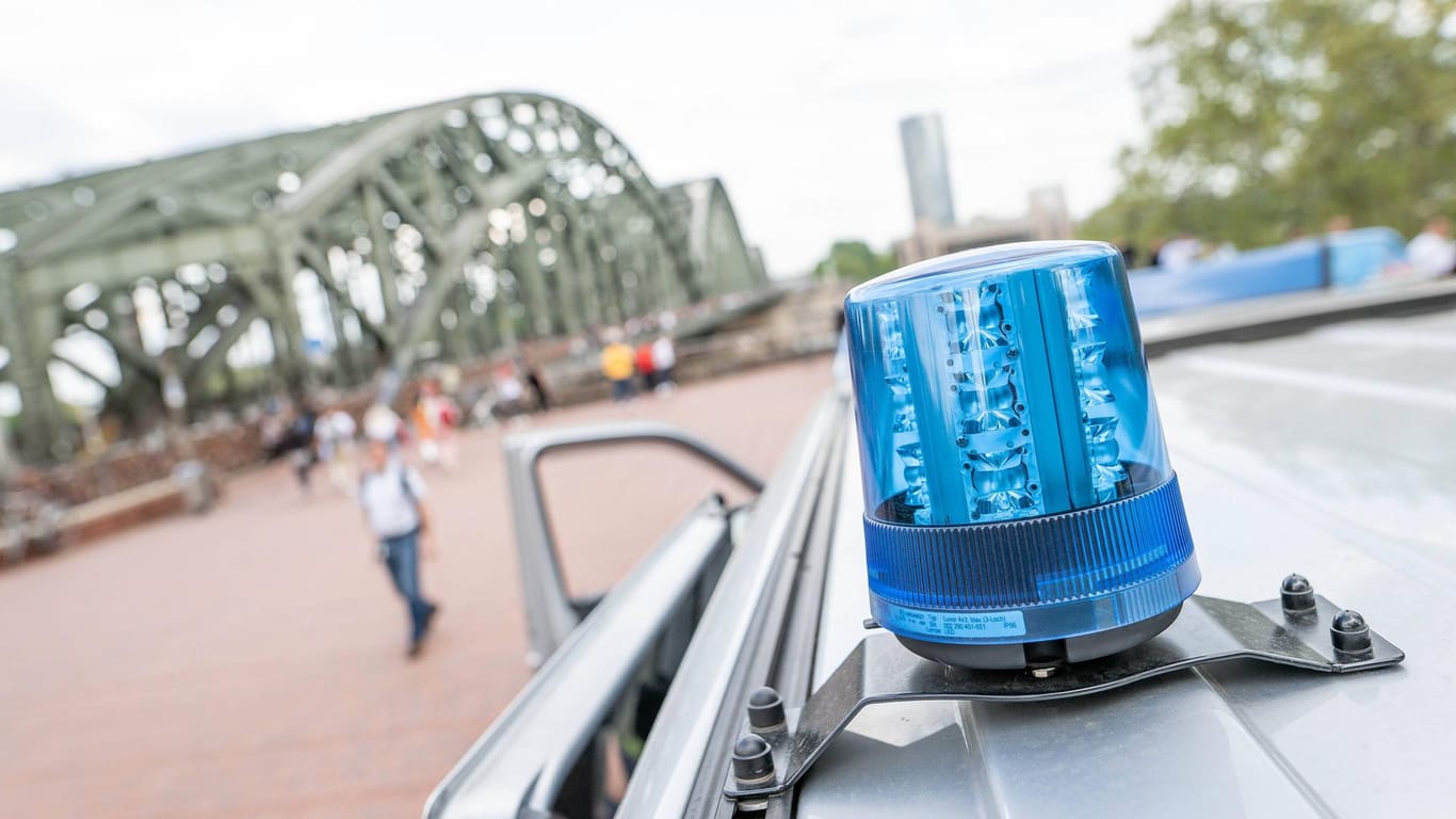 Blaulicht an der Hohenzollernbrücke: In Köln wurden zwei Polizisten von jungen Männern attackiert und verletzt.