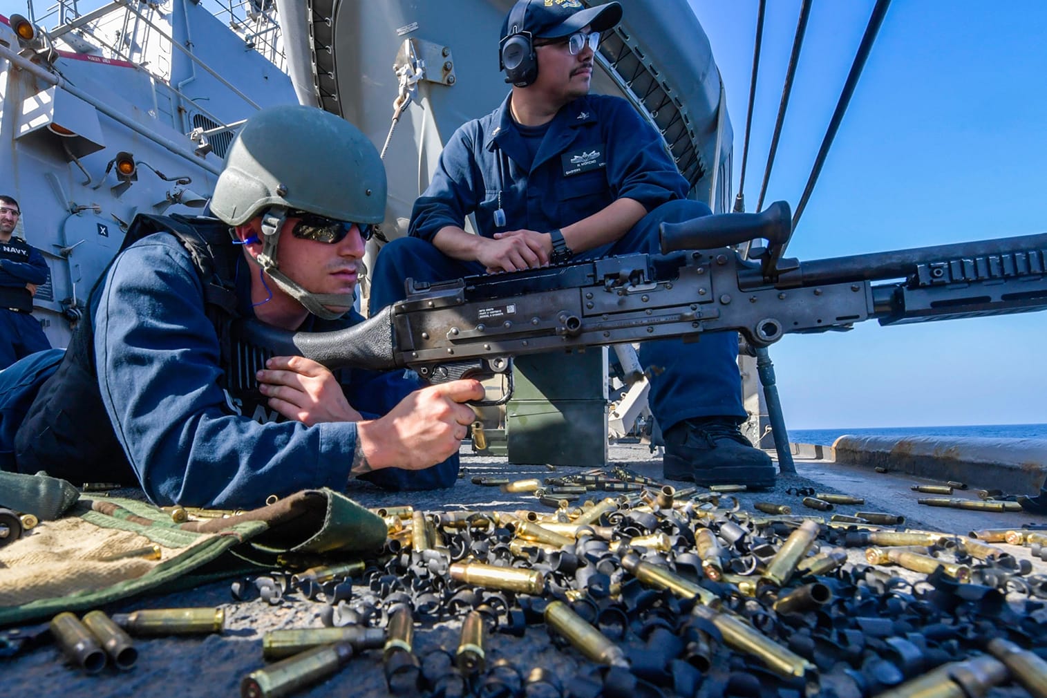 Ein US-Soldat hat an Bord des Zerstörers "USS Mitscher" im Golf von Oman ein M240B-Maschinengewehr im Anschlag: Die Mehrheit der Deutschen ist gegen eine Beteiligung Deutschlands an einem internationalen Militäreinsatz zur Sicherung der Straße von Hormus.