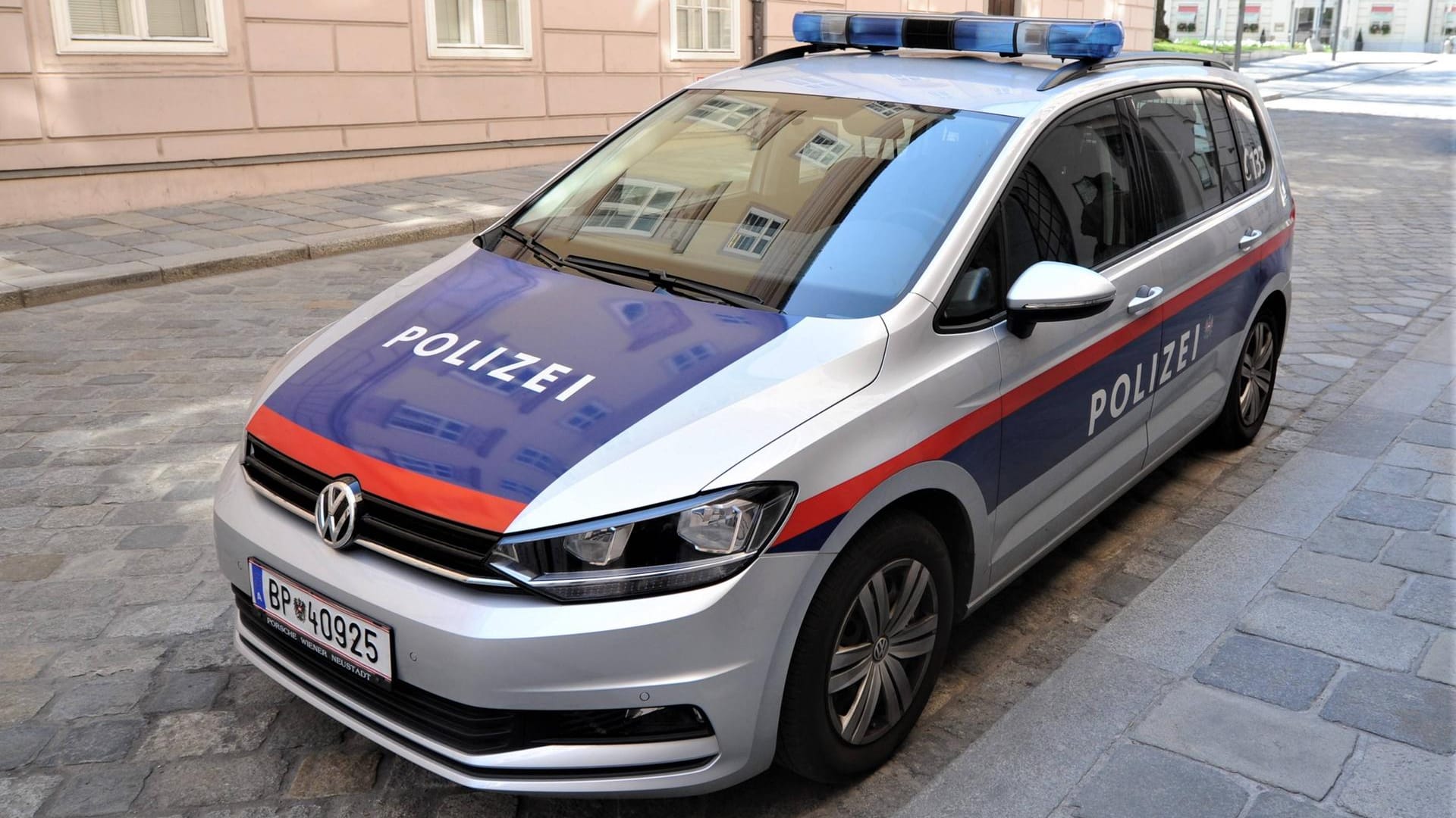 Österreichischer Polizeiwagen: Eine Frau wurde tot in einem Gebüsch aufgefunden. (Symbolbild) Österreichischer Polizeiwagen: Eine Frau wurde tot in einem Gebüsch aufgefunden. (Symbolbild)