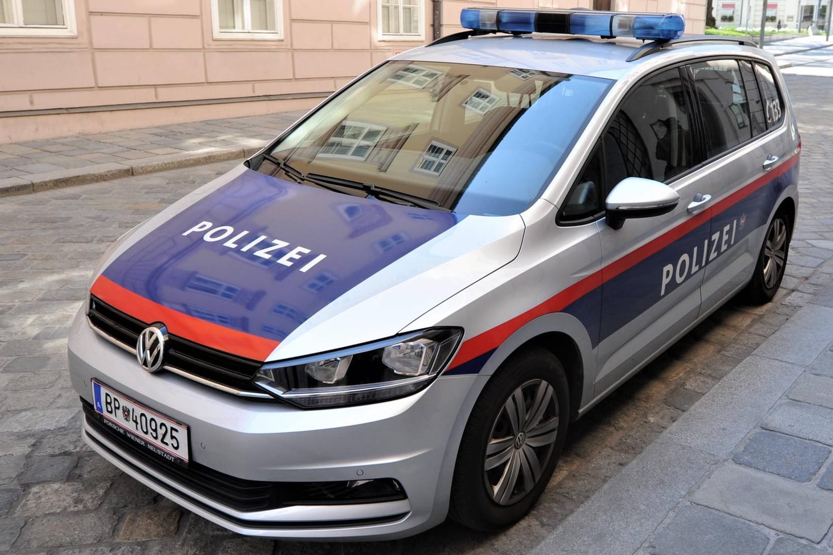 Österreichischer Polizeiwagen: Eine Frau wurde tot in einem Gebüsch aufgefunden. (Symbolbild)