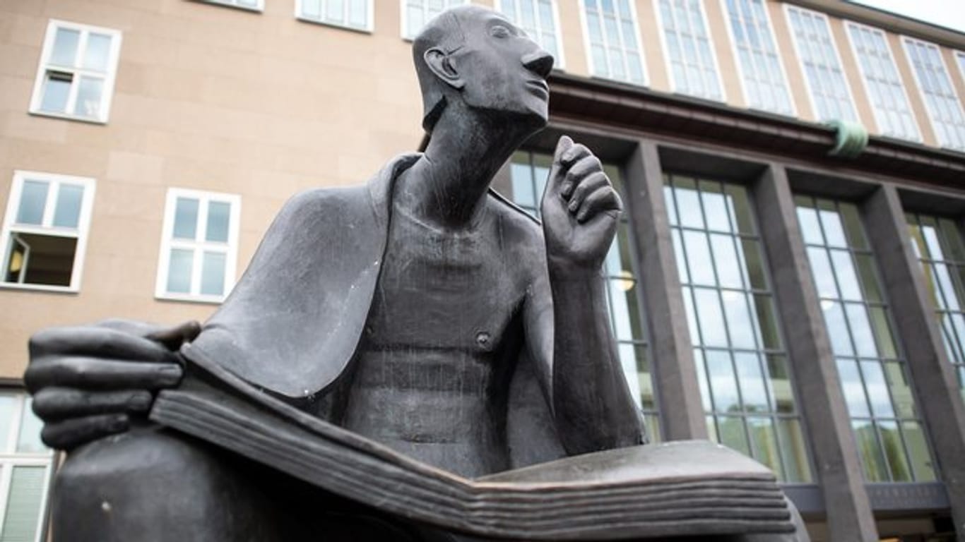 Das Albertus-Magnus-Denkmal steht in Köln vor der Universität: Wegen des verlorenen Exzellenz-Uni-Titels erhält die Einrichtung jetzt Ausgleich vom Land.