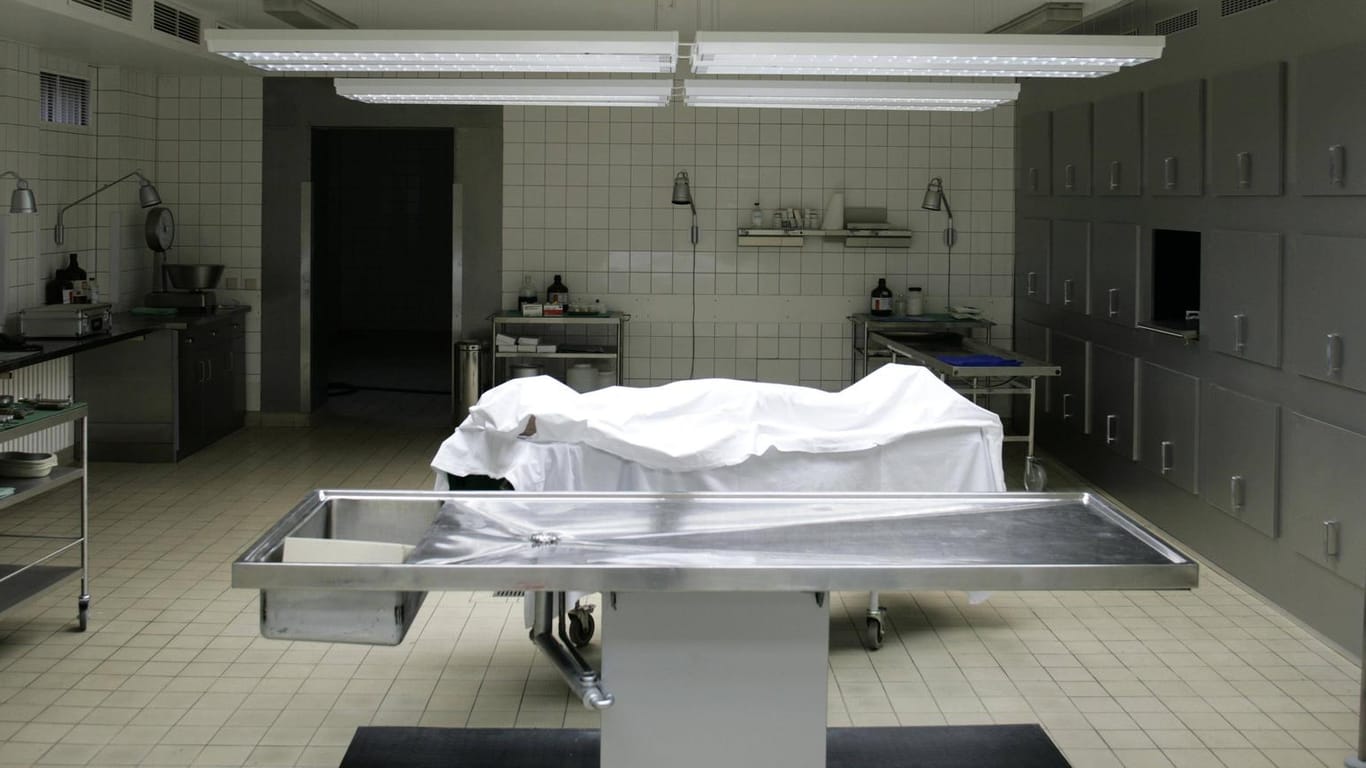 Blick in eine Leichenhalle (Symbolbild): Die Leichenschau soll künftig teurer werden.