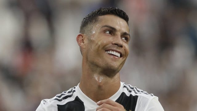 Cristiano Ronaldo möchte erneut Weltfußballer des Jahres werden. Cristiano Ronaldo möchte erneut Weltfußballer des Jahres werden.