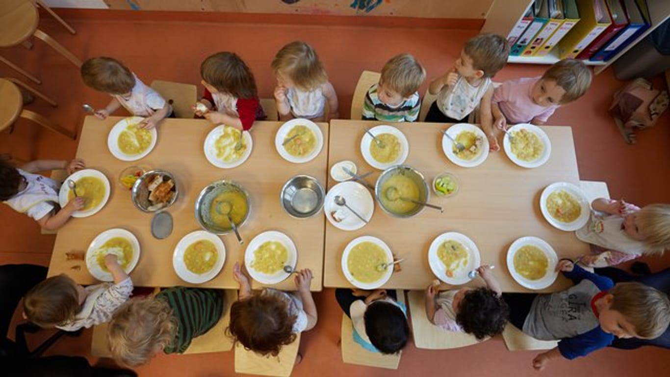 Hier gibt es Kartoffelsuppe: Die Krippen-Kinder einer Kita essen zu Mittag.
