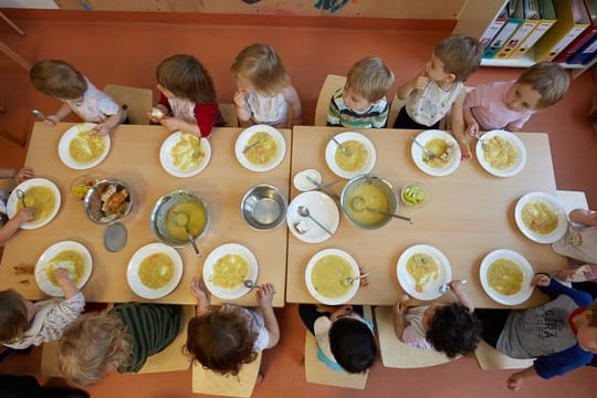 Hier gibt es Kartoffelsuppe: Die Krippen-Kinder einer Kita essen zu Mittag.