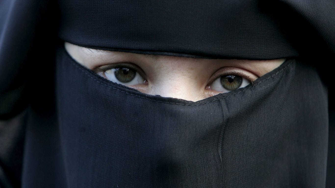 Eine Frau trägt einen Nikab: Ab dem 1. August ist "gesichtsbedeckende" Kleidung in den Niederlanden teilweise verboten.