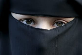 Eine Frau trägt einen Nikab: Ab dem 1. August ist "gesichtsbedeckende" Kleidung in den Niederlanden teilweise verboten.