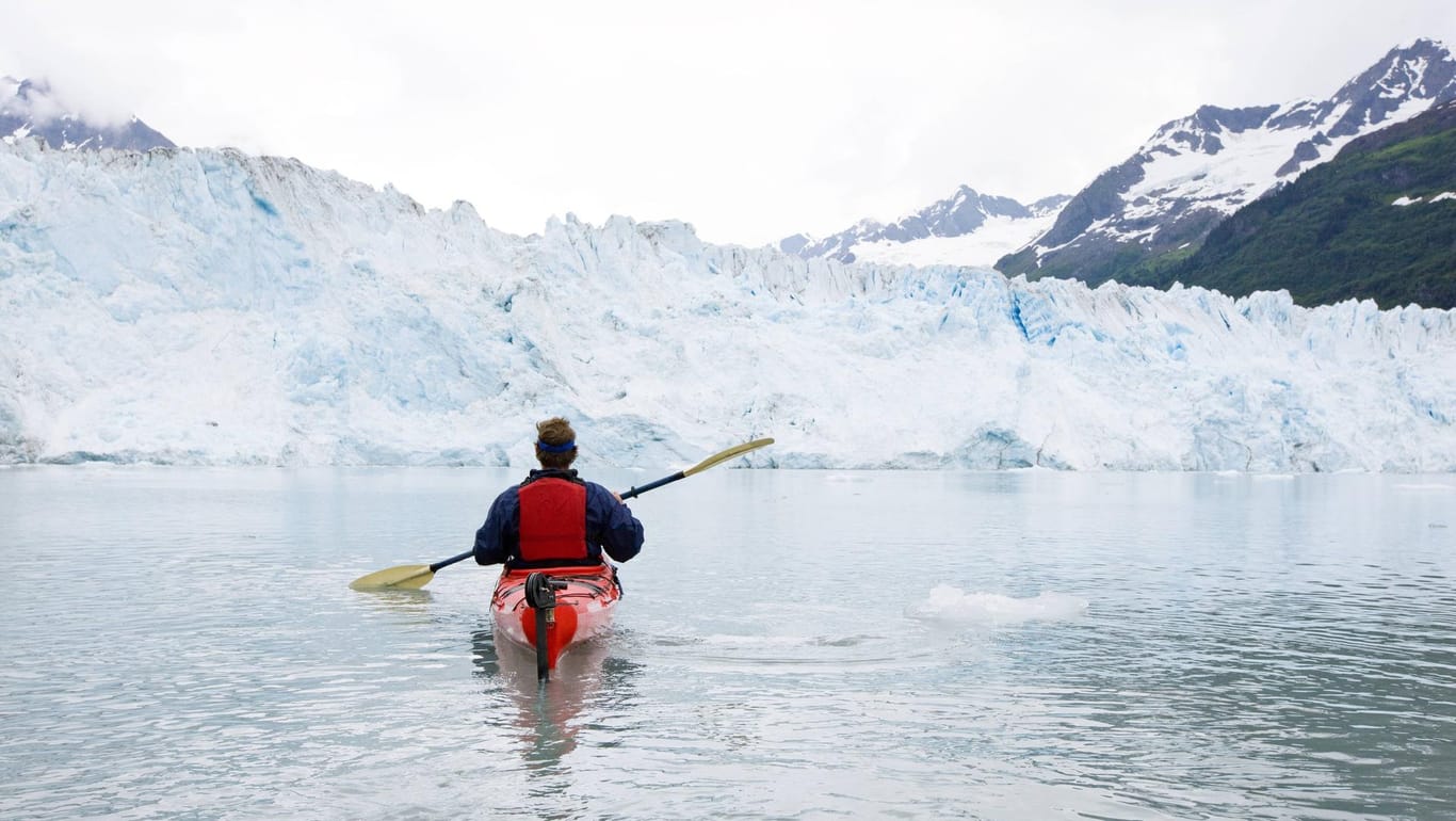 Kanufahrer auf dem See des Valdez-Gletschers (Archivbild): Drei Touristen sollen bei einem Ausflug auf dem See ums Leben gekommen sein.