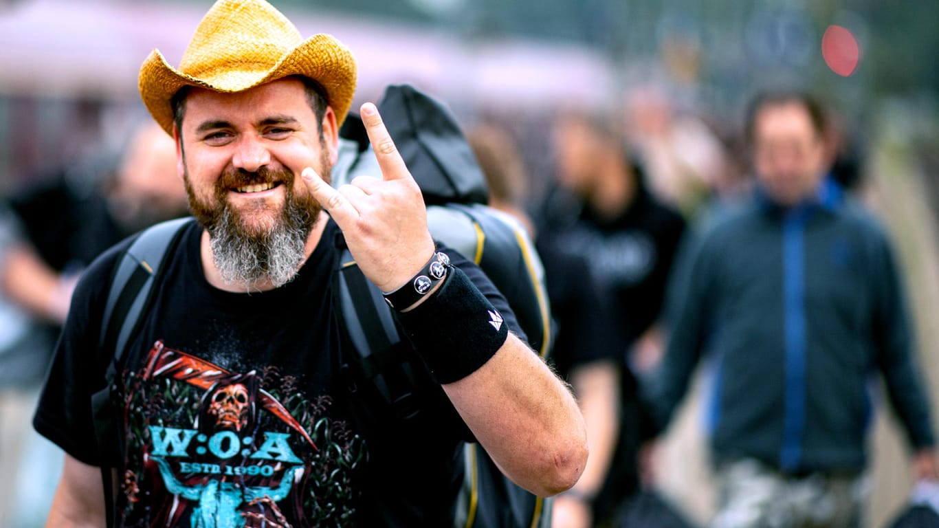 Ein Besucher des Wacken-Festivals verlässt am Bahnhof Itzehoe den von München aus gestarteten Metal Train.