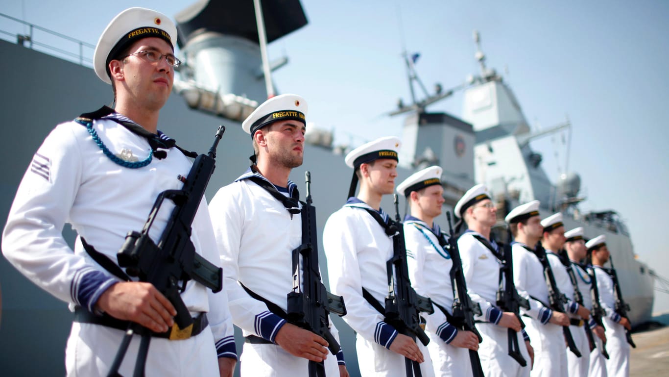 Kein Einsatz unter US-Kommando: Marinesoldaten von der Fregatte Hamburg in Port Rashid (Dubai) am Persischen Golf.