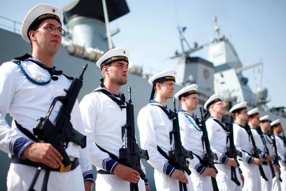 Kein Einsatz unter US-Kommando: Marinesoldaten von der Fregatte Hamburg in Port Rashid (Dubai) am Persischen Golf.