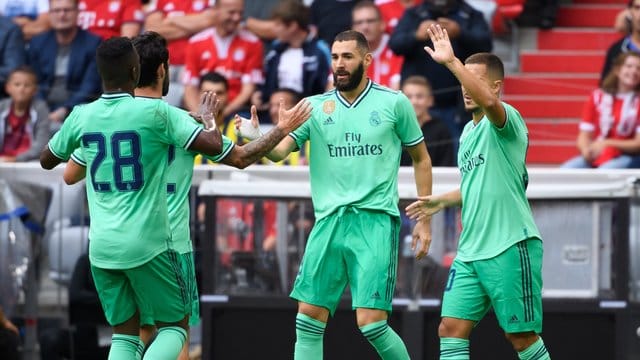 Real Madrids Karim Benzema (M) erzielte drei Treffer gegen Fenerbahçe Istanbul. Real Madrids Karim Benzema (M) erzielte drei Treffer gegen Fenerbahçe Istanbul.