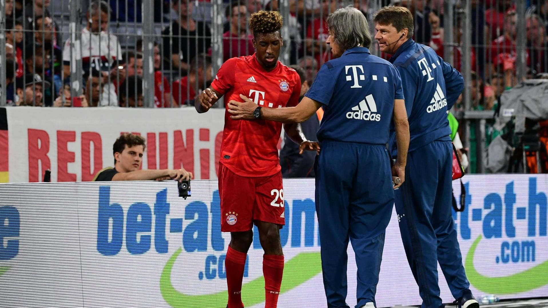 Kingsley Coman (l.) mit den Bayern-Ärzten.