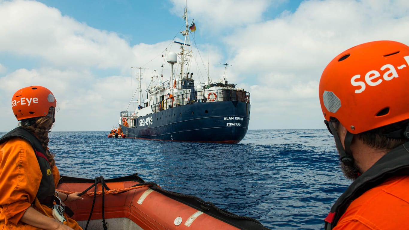 Das Rettungsschiff "Alan Kurdi" vor Libyen: Die deutsche Hilfsorganisation Sea-Eye hat wieder 40 Menschen an Bord, darunter zwei Frauen, Kleinkinder und ein Baby.