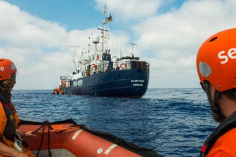Das Rettungsschiff "Alan Kurdi" vor Libyen: Die deutsche Hilfsorganisation Sea-Eye hat wieder 40 Menschen an Bord, darunter zwei Frauen, Kleinkinder und ein Baby.