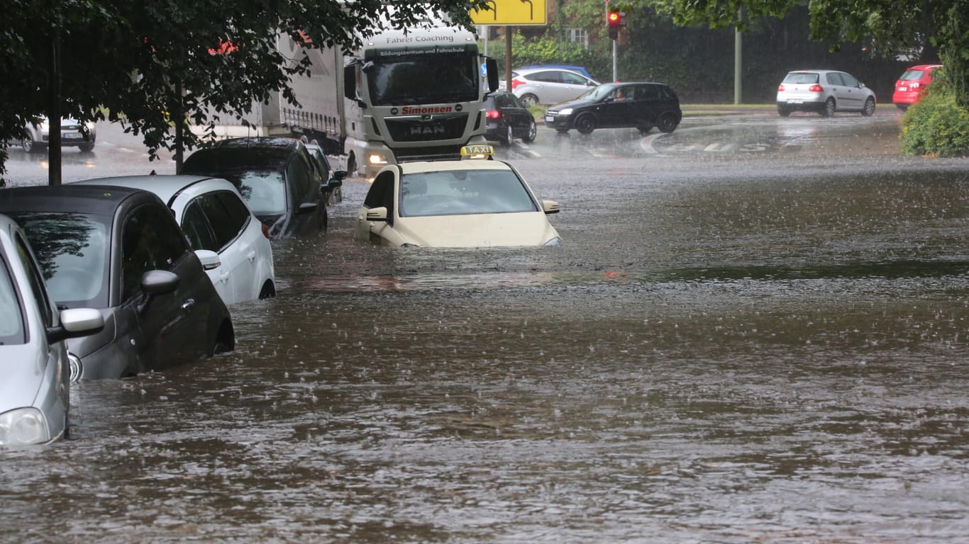 Schleswig-Holstein: Starke Regenfälle haben am Mittwochnachmittag zahlreiche Straßen in der Flensburger Innenstadt überspült.