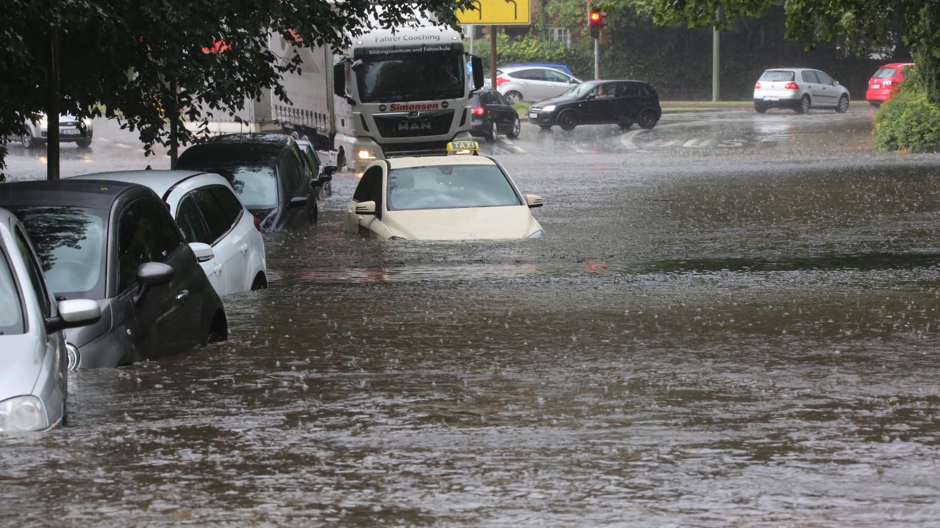 Schleswig-Holstein: Starke Regenfälle haben am Mittwochnachmittag zahlreiche Straßen in der Flensburger Innenstadt überspült.