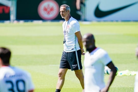 Frankfurts Trainer Adi Hütter muss mit seinem Team gegen Tallin antreten.