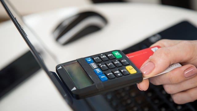 TAN-Generatoren als eigene kleine Geräte bieten die Banken bislang fast ausschließlich fürs Onlinebanking an. TAN-Generatoren als eigene kleine Geräte bieten die Banken bislang fast ausschließlich fürs Onlinebanking an.