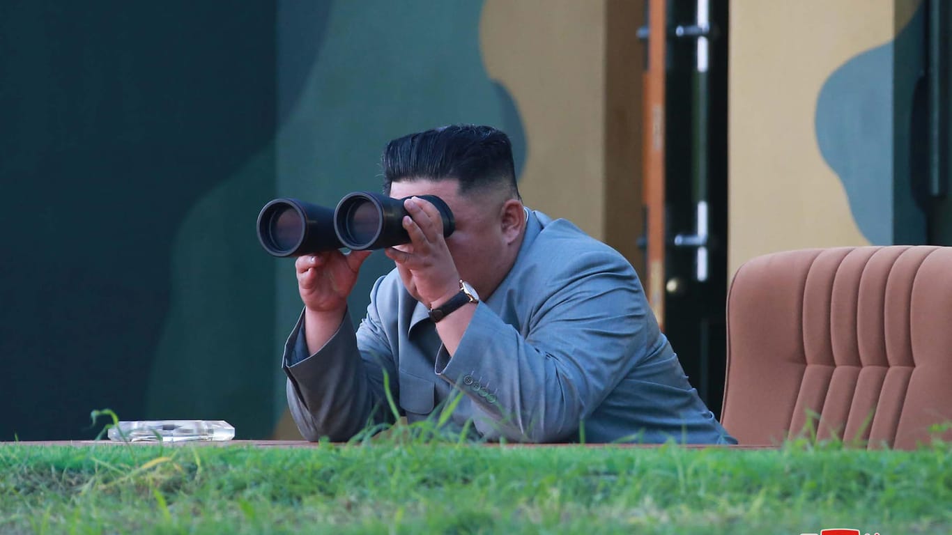 Kim Jong Un, Machthaber von Nordkorea, der den Raketentest verfolgt.