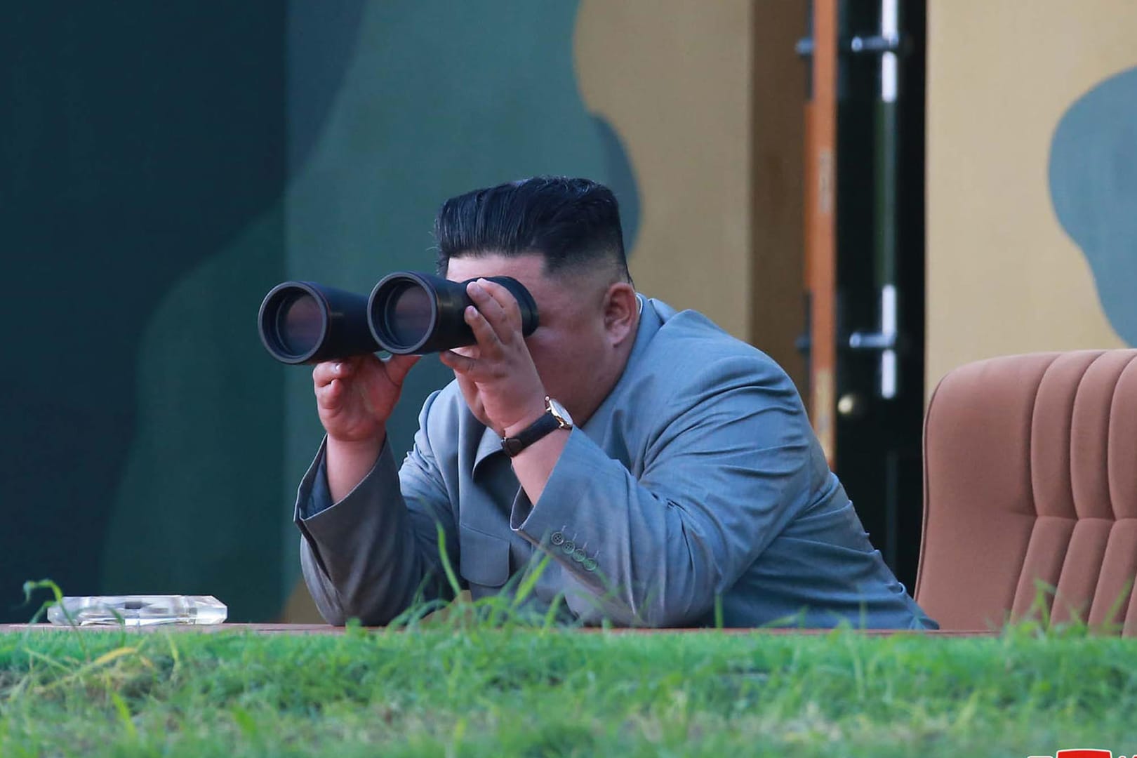 Kim Jong Un, Machthaber von Nordkorea, der den Raketentest verfolgt.