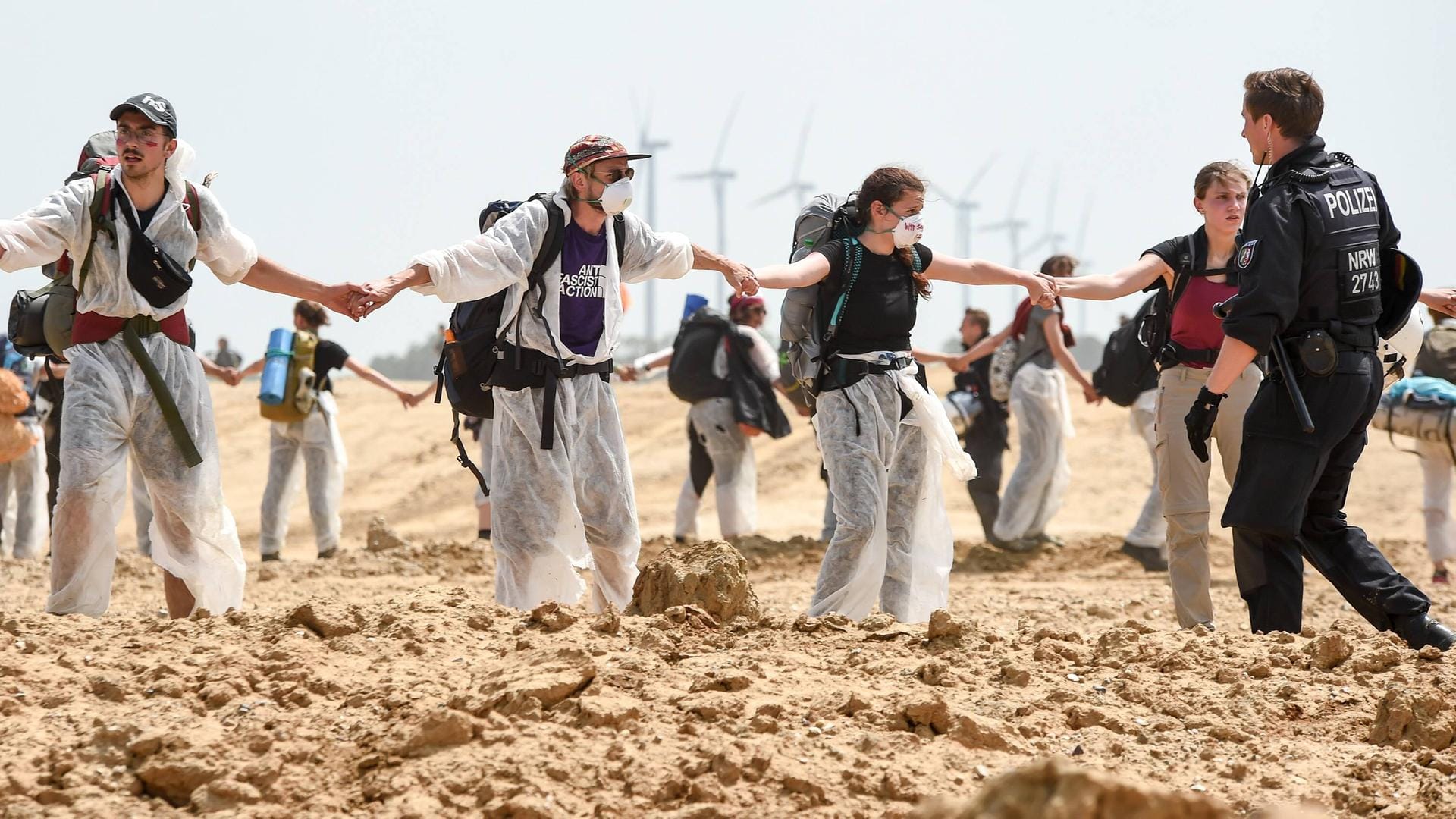 Aktivisten von Ende Gelände bilden vor dem Tagebau Garzweiler.