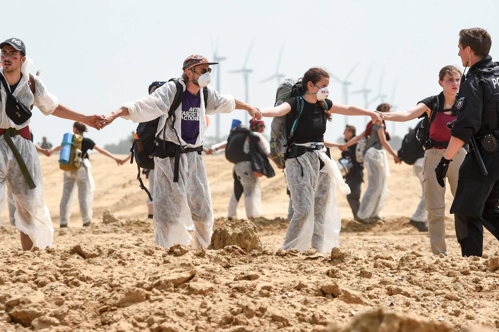 Aktivisten von Ende Gelände bilden vor dem Tagebau Garzweiler.