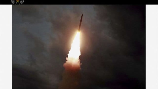 Das Videostandbild des Nordkoreanischen Fernsehsenders KRT zeigt eine Rakete während des Testflugs. Das Videostandbild des Nordkoreanischen Fernsehsenders KRT zeigt eine Rakete während des Testflugs.
