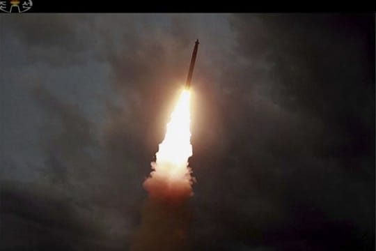 Das Videostandbild des Nordkoreanischen Fernsehsenders KRT zeigt eine Rakete während des Testflugs.