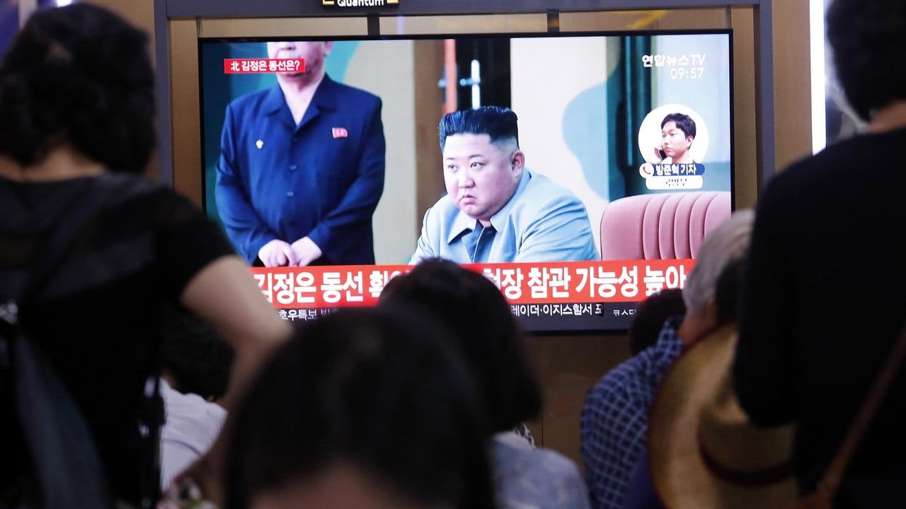 Nordkoreas Machthaber Kim Jong Un: Nordkorea hat als Reaktion auf die gemeinsamen Manöver Südkoreas und der USA offenbar erneut Raketen getestet.