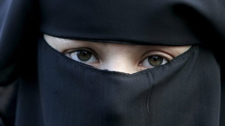 Nach einer heftigen Debatte über 14 Jahre ist nun "gesichtsbedeckende" Kleidung in den Niederlanden teilweise verboten.