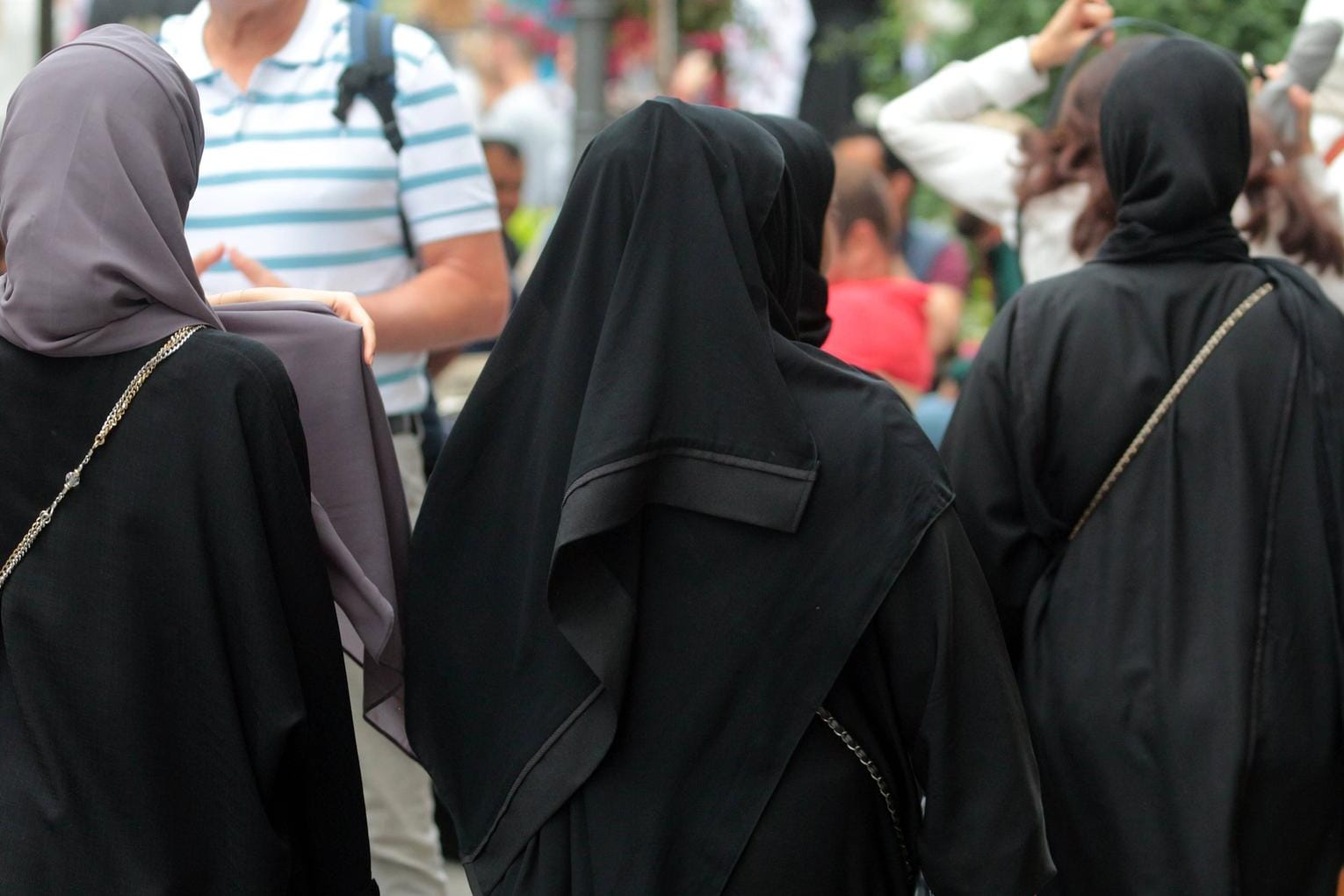 Nicht nur Burkas sind in den Niederlanden ab sofort verboten: Gesichtsverdeckende Kleidungsstücke sollen generell ab dem 1. August nicht mehr in öffentlichen Einrichtungen getragen werden.