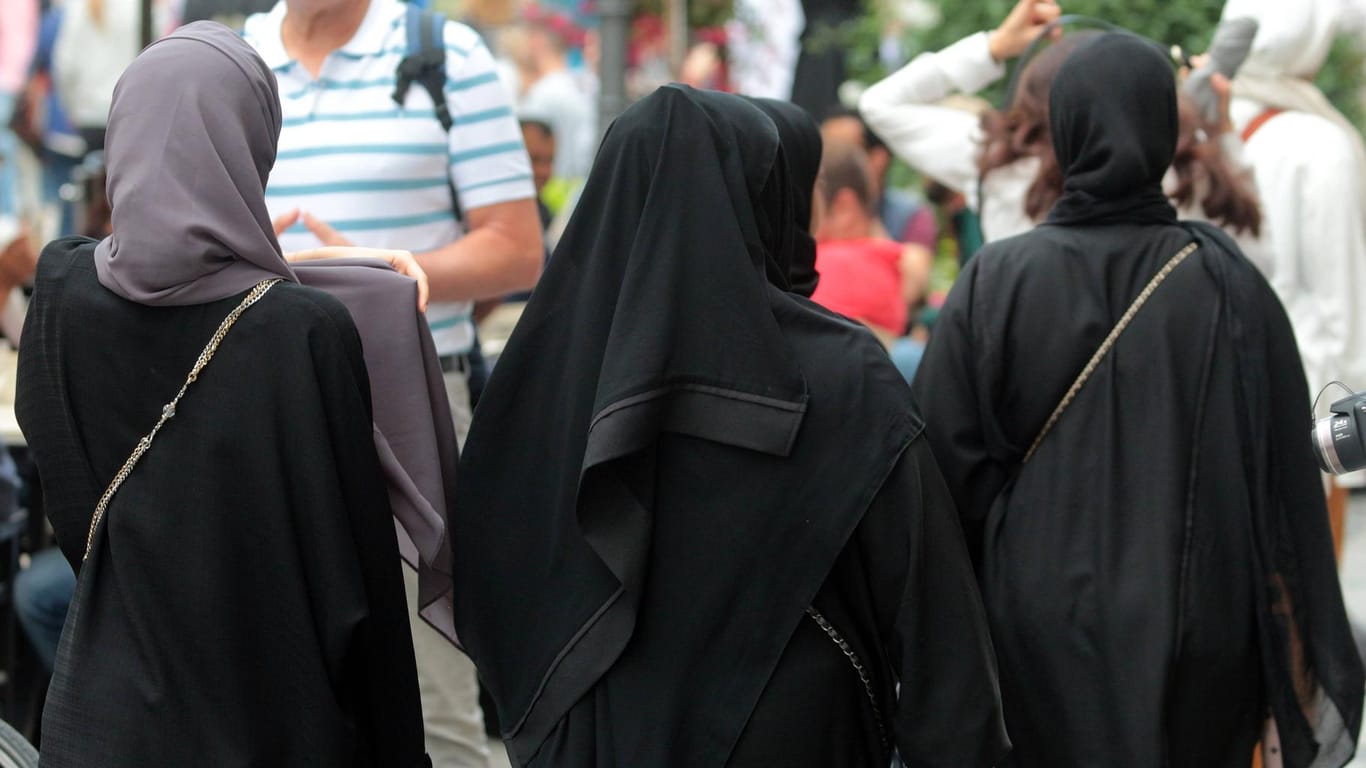 Nicht nur Burkas sind in den Niederlanden ab sofort verboten: Gesichtsverdeckende Kleidungsstücke sollen generell ab dem 1. August nicht mehr in öffentlichen Einrichtungen getragen werden.