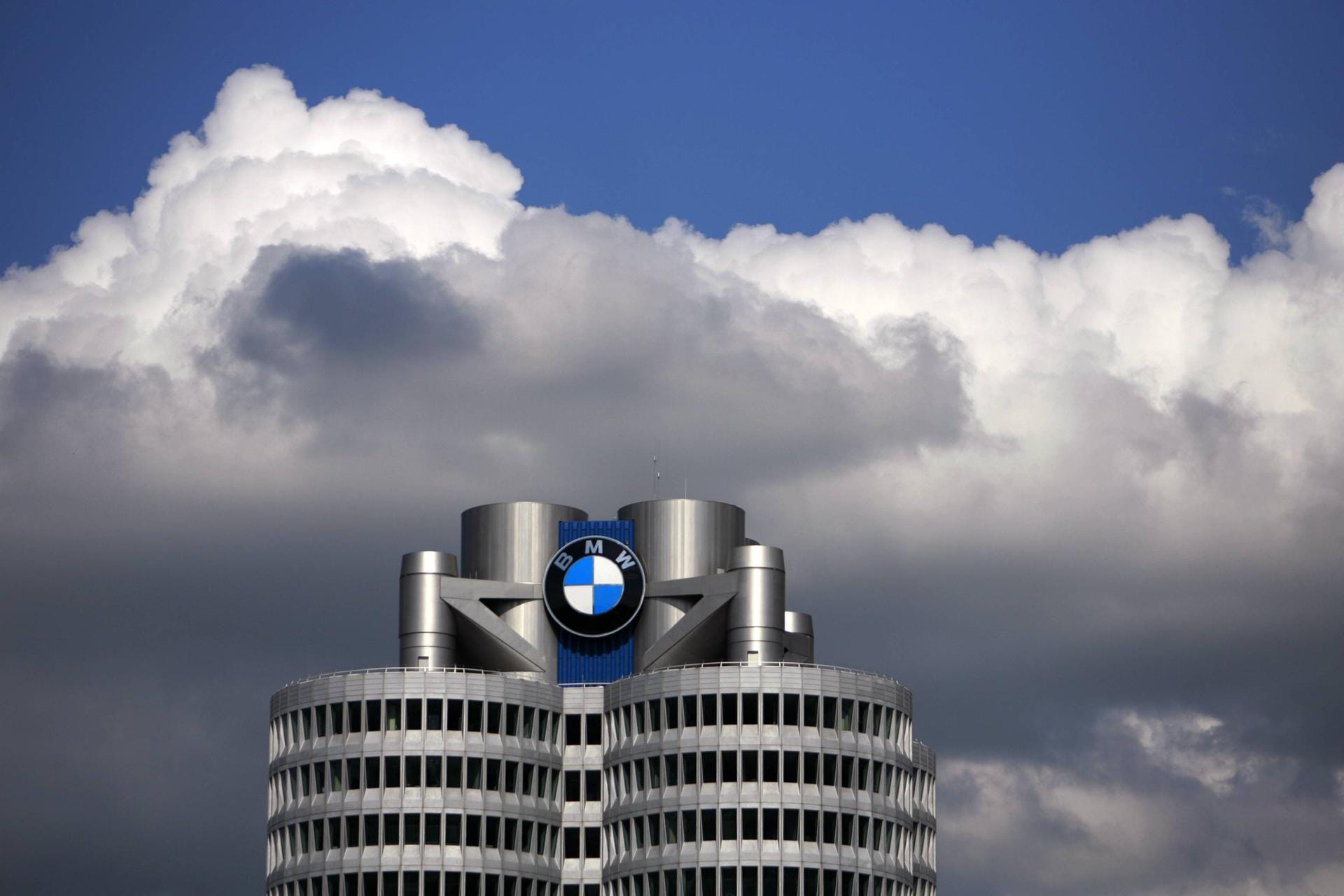 Wolken über dem Unternehmenssitz der BMW AG in München: Oliver Zipse übernimmt Mitte August 2019 die Führung des Konzerns.