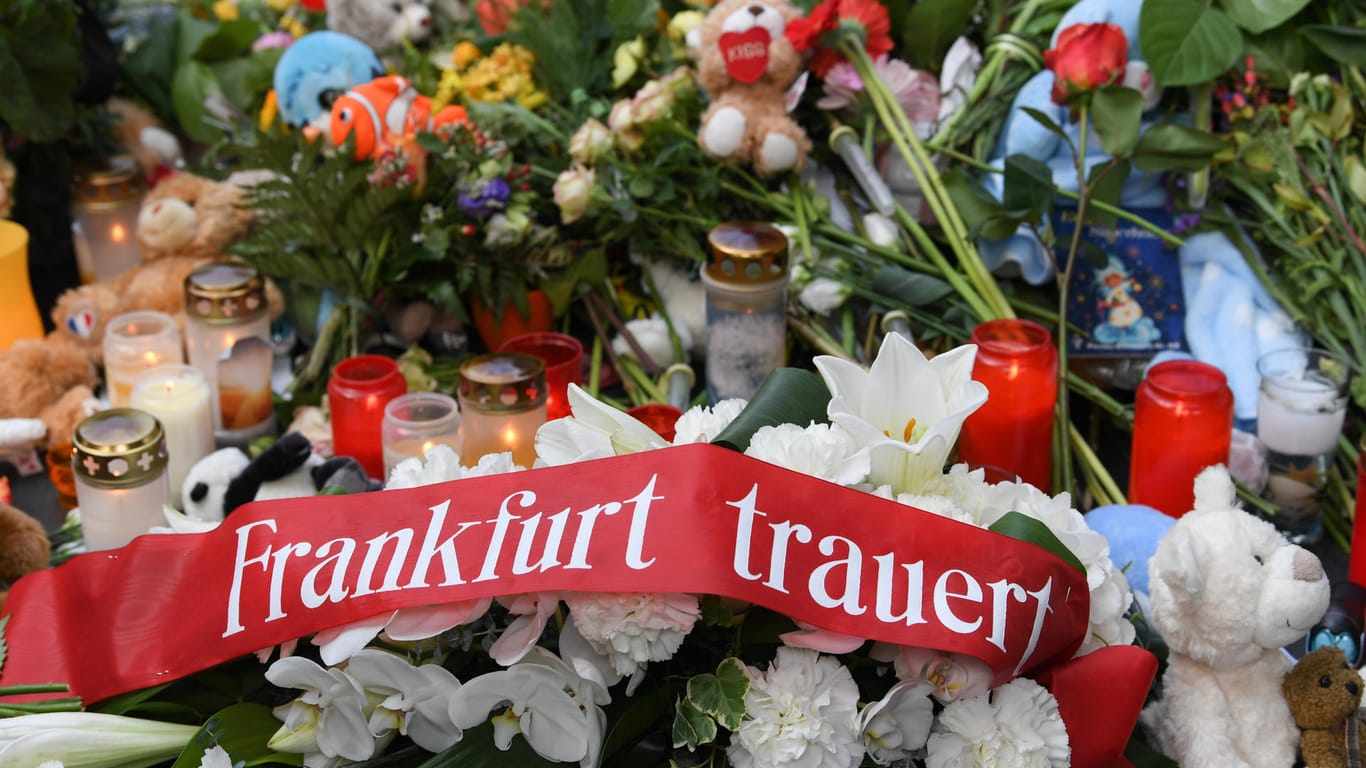Blumen, Kuscheltiere und Beileidsbekundungen am Hauptbahnhof in Frankfurt: Auch unter dem Spendenraufruf drücken viele Menschen ihr Beileid aus.