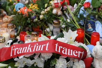 Blumen, Kuscheltiere und Beileidsbekundungen am Hauptbahnhof in Frankfurt: Auch unter dem Spendenraufruf drücken viele Menschen ihr Beileid aus.