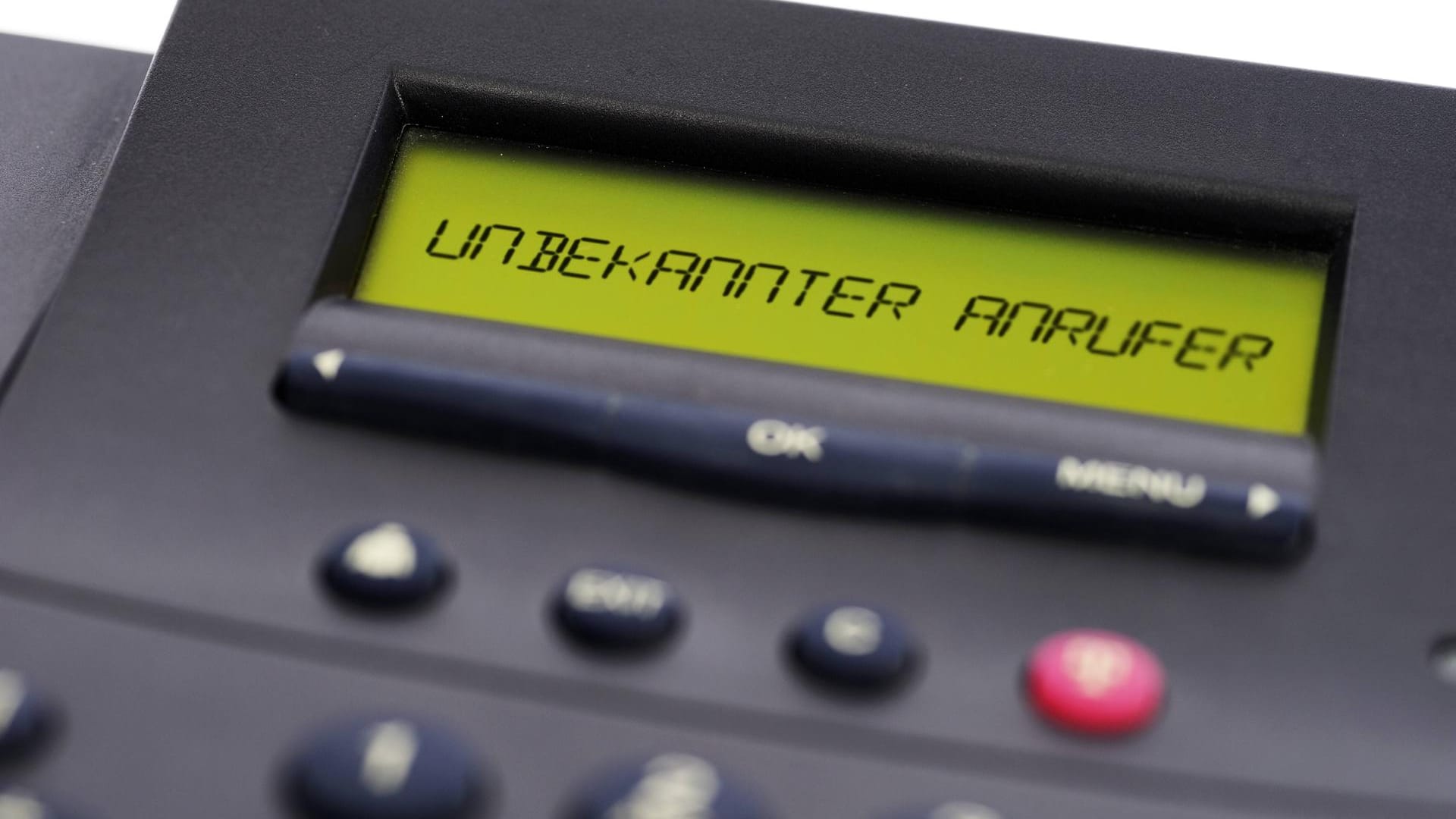 Ein Telefon mit der Aufschrift "Unbekannter Anrufer": Ein falscher Microsoft-Mitarbeiter erbeutete am Telefon 6.500 Euro. Ein Telefon mit der Aufschrift "Unbekannter Anrufer": Ein falscher Microsoft-Mitarbeiter erbeutete am Telefon 6.500 Euro.