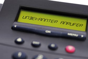 Ein Telefon mit der Aufschrift "Unbekannter Anrufer": Ein falscher Microsoft-Mitarbeiter erbeutete am Telefon 6.500 Euro.