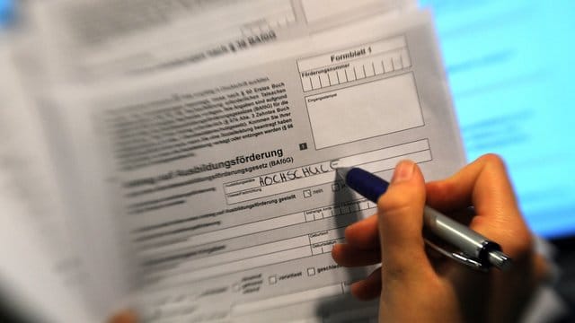 Antrag auf Ausbildungsförderung (Bafög): Der Höchstbetrag steigt in zwei Stufen von jetzt 735 auf 861 Euro im Monat.