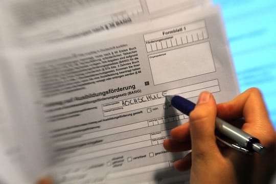 Antrag auf Ausbildungsförderung (Bafög): Der Höchstbetrag steigt in zwei Stufen von jetzt 735 auf 861 Euro im Monat.