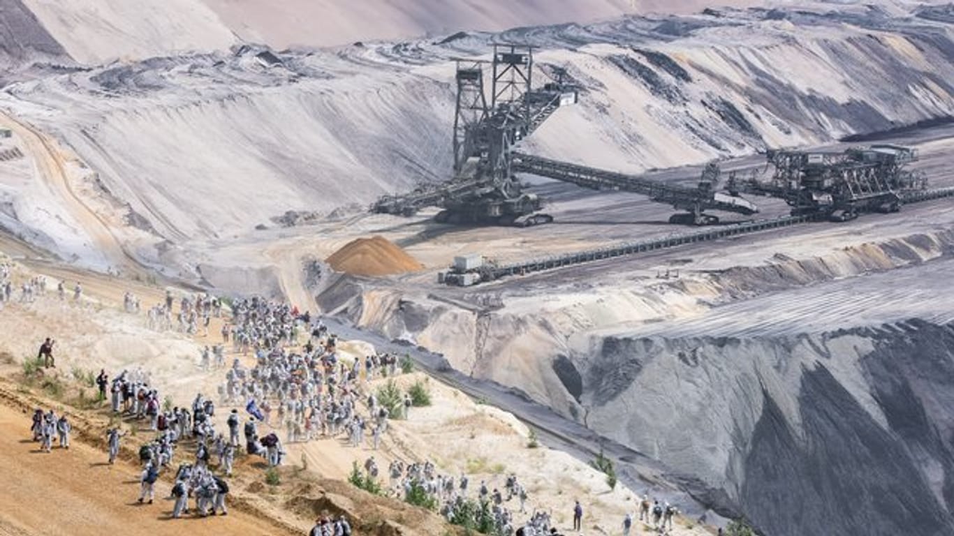 Umweltaktivisten im Tagebau Garzweiler im Juni.