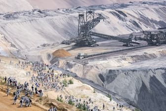Umweltaktivisten im Tagebau Garzweiler im Juni.