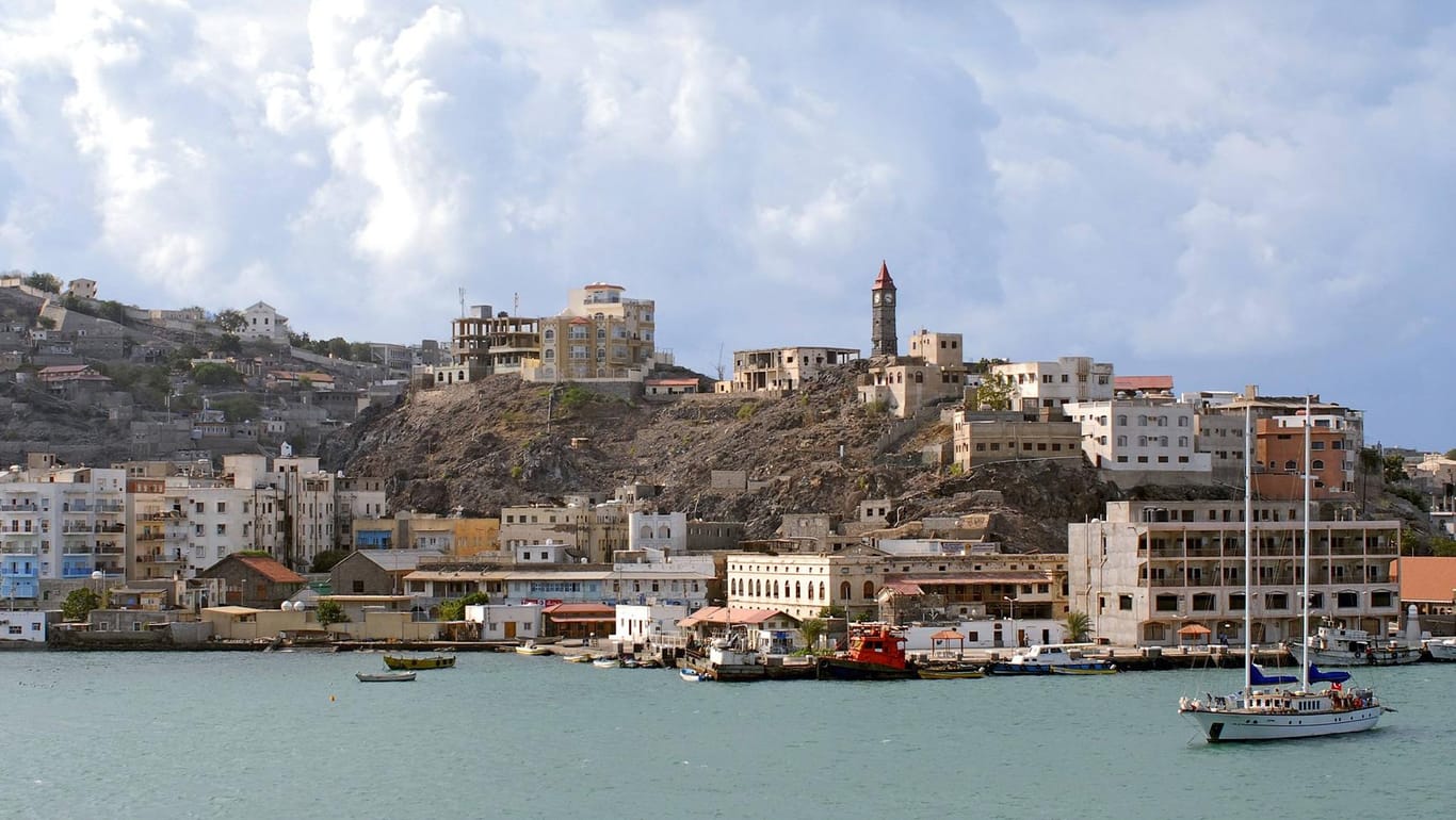Der Hafen von Aden: Die schiitischen Huthi-Rebellen bekannten sich zu dem Angriff auf die Kaserne nahe der Stadt. (Archivbild)